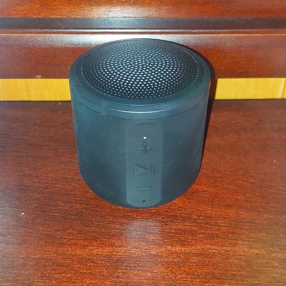 Wireless blackweb bluetooth speaker